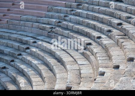 Primo piano di file curve di granito nel Teatro Romano di Medellín, Estremadura, Spagna, che mostra antichi gradini in pietra. Foto Stock