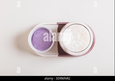 Primo piano di matcha rosa nuvoloso con acqua di cocco in un bicchiere con vista dall'alto del tavolo Foto Stock