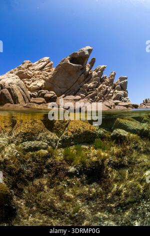 vista suddivisa del paesaggio costiero roccioso, con una chiara separazione tra le formazioni rocciose secche sopra e l'ambiente acquatico sommerso. Arcipel Foto Stock