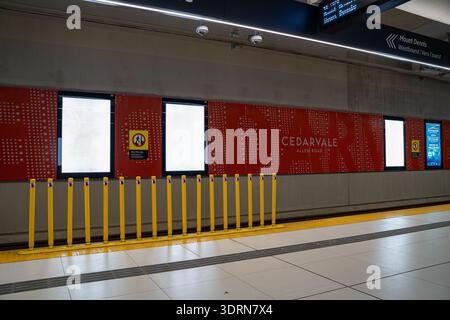 Vista della stazione di Cedarvale sulla linea 5 Eglinton a Toronto. Toronto, Canada - 16 febbraio 2026. Foto Stock