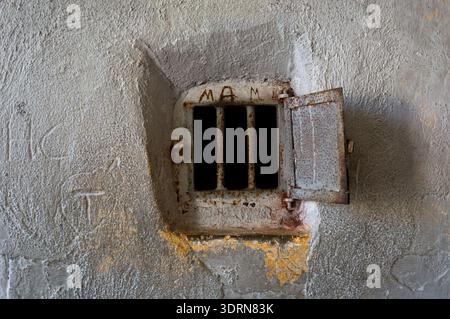 Ward Window alla prigione abbandonata vecchia Foto Stock