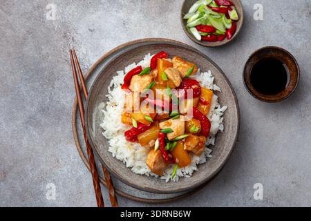 Pollo dolce ad aspro servito con riso al vapore Foto Stock