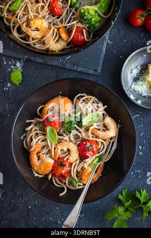 Spaghetti di grano intero con gamberetti e broccoli, vista dall'alto Foto Stock
