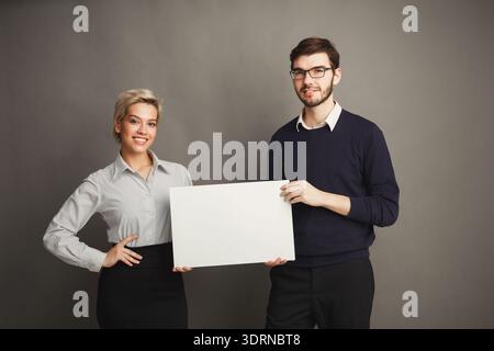 La coppia mantiene l'impostazione di accesso a Studio vuoto per l'attività di creazione collage Foto Stock