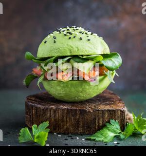 Hamburger all'avocado con salmone salato e verdure fresche Foto Stock