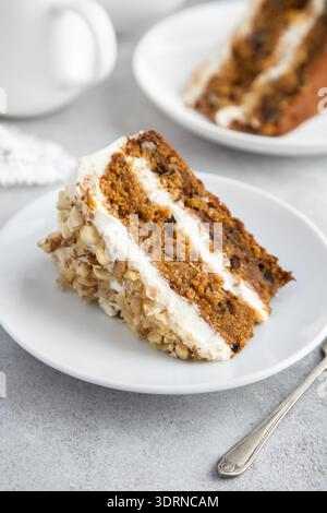 Fetta di deliziosa torta di carote con glassa di formaggio spalmabile e noci Foto Stock