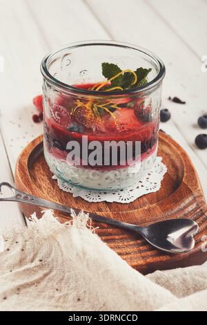 Budino di Chia con bacche, dessert salutare del ristorante Foto Stock