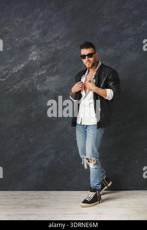 Set Fashion Collage con un abbigliamento casual da uomo su sfondo scuro Foto Stock