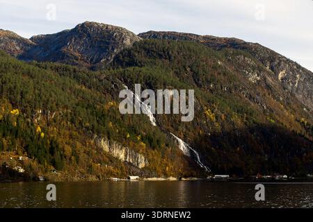 Norvegia - Mo, cascata di Kvernhusfossen al fiordo di Mostraumen Foto Stock