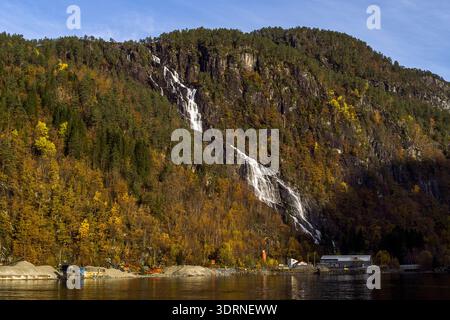 Norvegia - Modalen, cascata di Kvernhusfossen al fiordo di Mostraumen Foto Stock