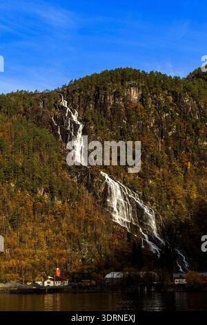 Norvegia - Modalen, cascata di Kvernhusfossen al fiordo di Mostraumen Foto Stock