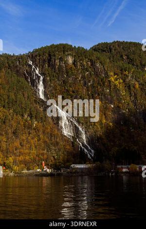 Norvegia - Modalen, cascata di Kvernhusfossen al fiordo di Mostraumen Foto Stock