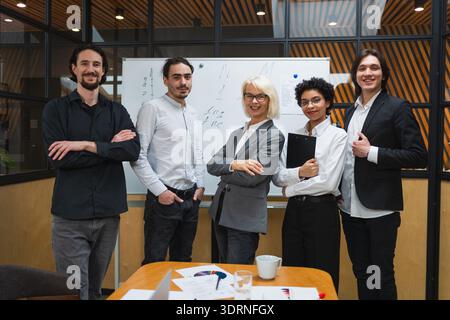 Brainstorming sul lavoro di squadra. Ritratto dei colleghi che lavorano in un ufficio moderno. Colleghi che collaborano con idee di progetto Foto Stock