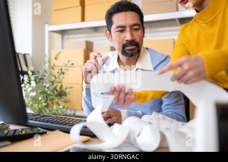 Etichette per proprietari e dipendenti con stampante e tablet in ufficio Foto Stock