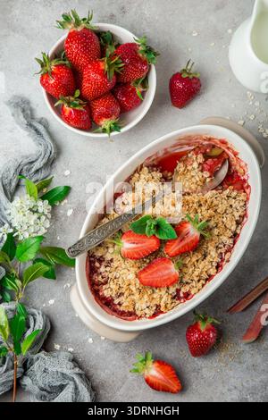 Per colazione c'è una crosta di rabarbaro e fragola d'avena Foto Stock