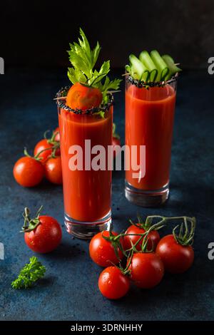 Bicchieri di succo di pomodoro serviti con cetriolo e sedano Foto Stock