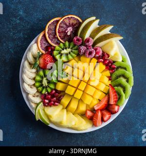 Vassoio di frutta e frutti di bosco deliziosi Foto Stock