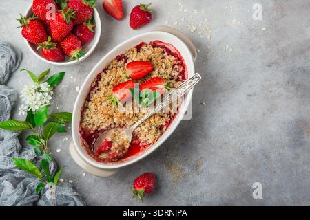 Salutare rabarbaro vegano e fragole avena crumble pie per colazione Foto Stock