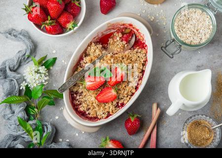 Salutare rabarbaro vegano e fragole avena crumble pie per colazione Foto Stock