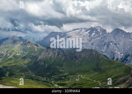 Splendida vista panoramica sulle Alpi delle Dolomiti italiane. Alto Adige. Italia Foto Stock