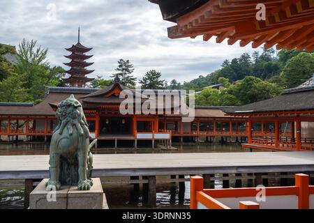 Vista del Santuario di Itsukushima e della pagoda sull'isola di Miyajima, in Giappone Foto Stock
