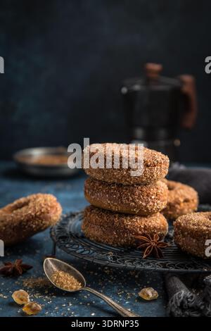 Ciambelle al forno con cannella Foto Stock