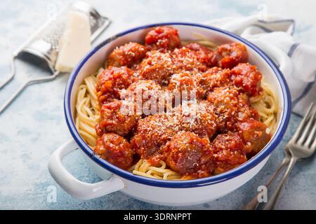 Spaghetti con polpette in salsa di pomodoro Foto Stock