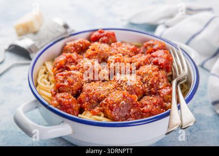 Spaghetti con polpette in salsa di pomodoro Foto Stock