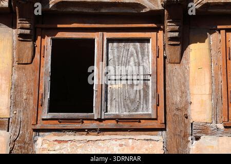 Finestre, vecchia casa in legno, fatiscente e in legno Foto Stock