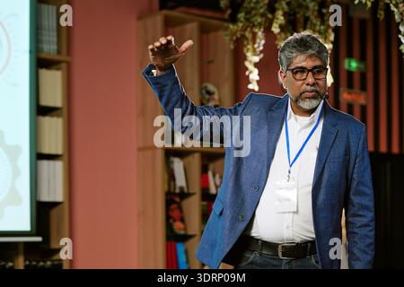 Presentazione dell'uomo dell'Asia meridionale di mezza età davanti alla Libreria Foto Stock