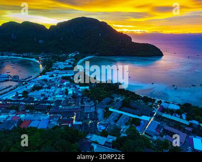Tramonto sull'isola di Phi Phi nella provincia di Krabi, Thailandia Foto Stock