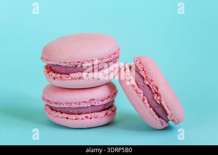 Macaron rosa su sfondo blu Foto Stock