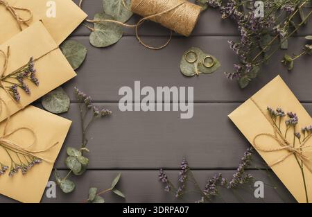 Mosaico di oggetti artigianali su un tavolo in legno con fiori e spago per occasioni speciali Foto Stock