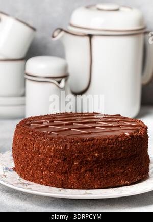 Deliziosa torta al cioccolato fatta in casa. Gustoso tè o caffè. Dessert per buongustai. Messa a fuoco selettiva Foto Stock