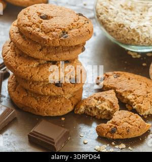 Biscotti fatti in casa di farina d'avena integrale con gocce di cioccolato. Spuntino gustoso e salutare per colazione Foto Stock
