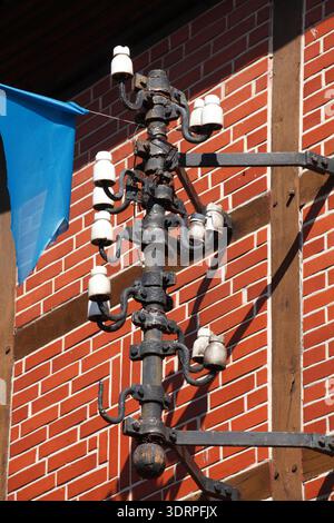 Vecchio palo metallico del telegrafo Foto Stock