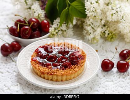 Torta di frutti di bosco estiva. Crostata, torta, pasta frolla con ciliegie. Messa a fuoco selettiva Foto Stock