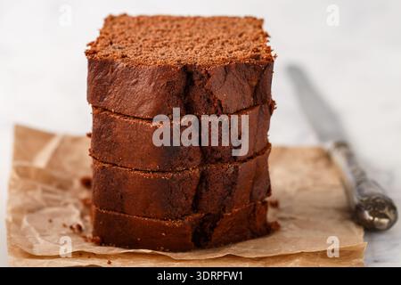 Pane al cioccolato alla banana appena sfornato. Libbra la torta con i pezzi di cioccolato in primo piano. Fette di dessert su carta da forno. Sele Foto Stock
