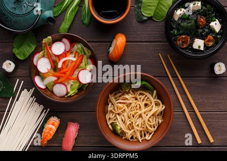 Collezione di prodotti alimentari su un tavolo di legno che mostra diversi tipi di piatti e ingredienti Foto Stock