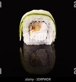Collage di Sushi Rolls disposti su sfondo nero con tagli e ingredienti diversi Foto Stock