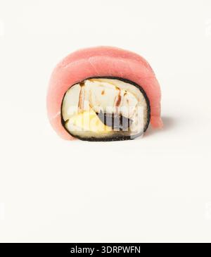 Sushi Roll colorato realizzato con vari ingredienti su sfondo bianco Foto Stock
