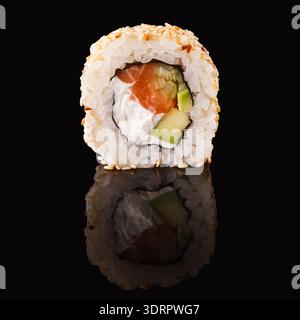 Sushi Roll esposto in una collezione con diversi tipi e ingredienti in un set Foto Stock