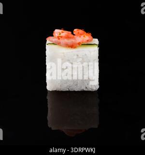 Collezione di pezzi di sushi disposti in stile mosaico su sfondo nero Foto Stock