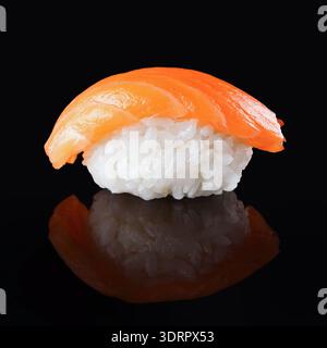 Sushi Collection con salmone Nigiri servito su una superficie scura con riflesso Foto Stock