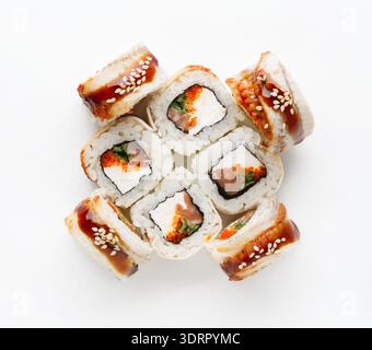 Collezione di sushi Rolls disposti in un motivo circolare con varie guarnizioni Foto Stock