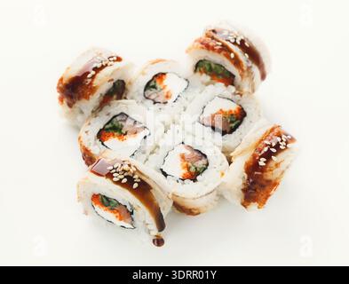 Vari Sushi Rolls organizzati in un Creative Collage su sfondo bianco presso un Sushi Restaurant Foto Stock