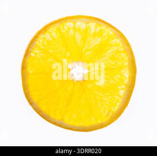 Collezione di fette di arancio fresco disposte in un design circolare con colori vivaci Foto Stock