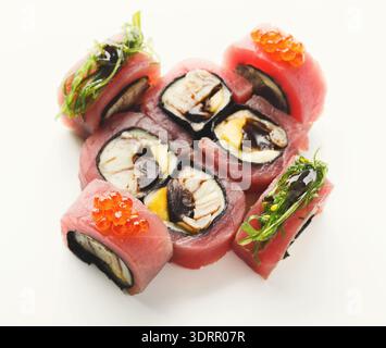 Collezione di sushi con vari rotoli con pesce e condimenti disposti in stile mosaico Foto Stock