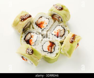 Collage di sushi su fondo piatto con vari rotoli disposti in un motivo circolare Foto Stock