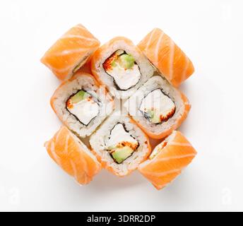 Collage di sushi con vari rotoli disposti in un motivo decorativo su una superficie bianca Foto Stock